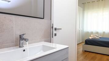 Doccia, bidet, asciugamani, shampoo