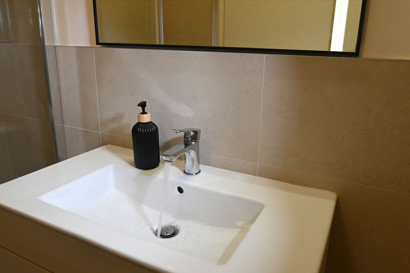 Douche, bidet, serviettes fournies, shampoing