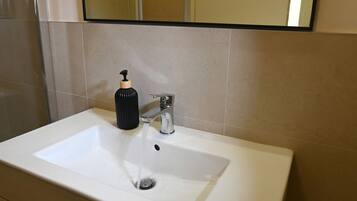 Dusche, Bidet, HandtĂŒcher, Shampoo