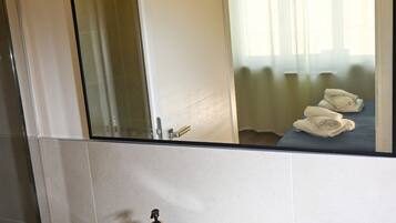Doccia, bidet, asciugamani, shampoo