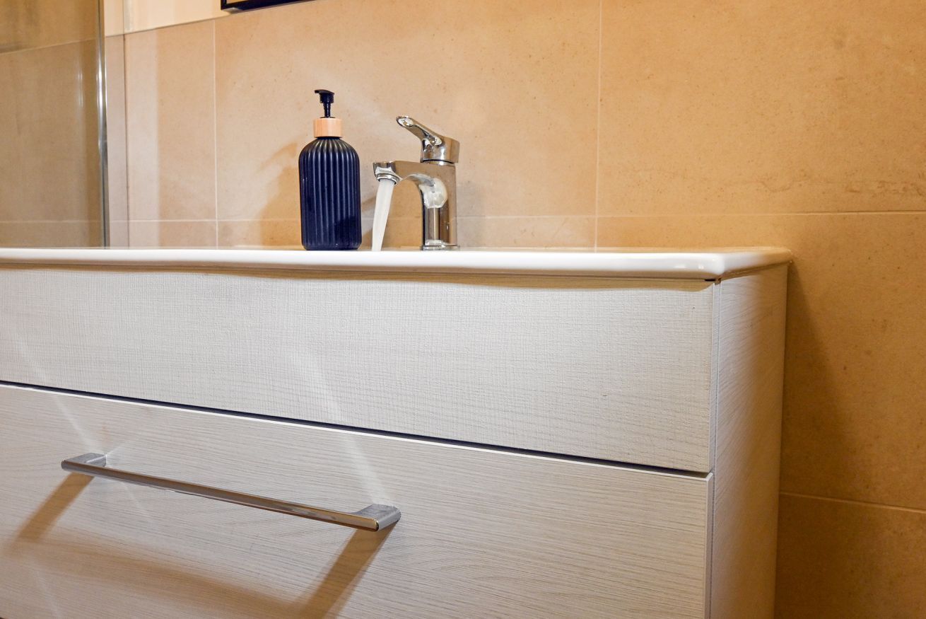 Shower, bidet, towels, shampoo