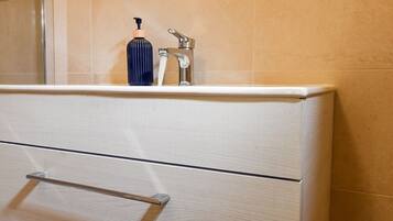 Shower, bidet, towels, shampoo