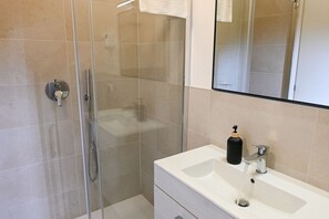 Douche, bidet, serviettes fournies, shampoing