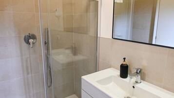 Shower, bidet, towels, shampoo