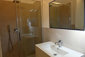 Dusche, Bidet, Handtücher, Shampoo