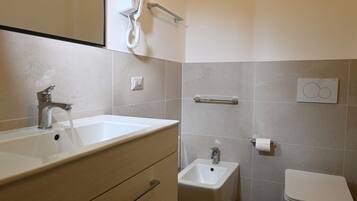 Dusche, Bidet, Handtücher, Shampoo