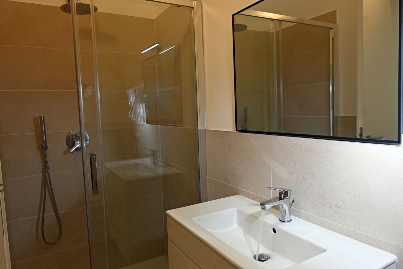 Bruser, bidet, håndklæder, Shampoo