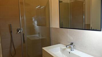 Bruser, bidet, håndklæder, Shampoo