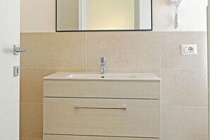 Shower, bidet, towels, shampoo - My Holiday Olbia Rooms & Lounge - Room 3 by Rentbeat (Olbia)