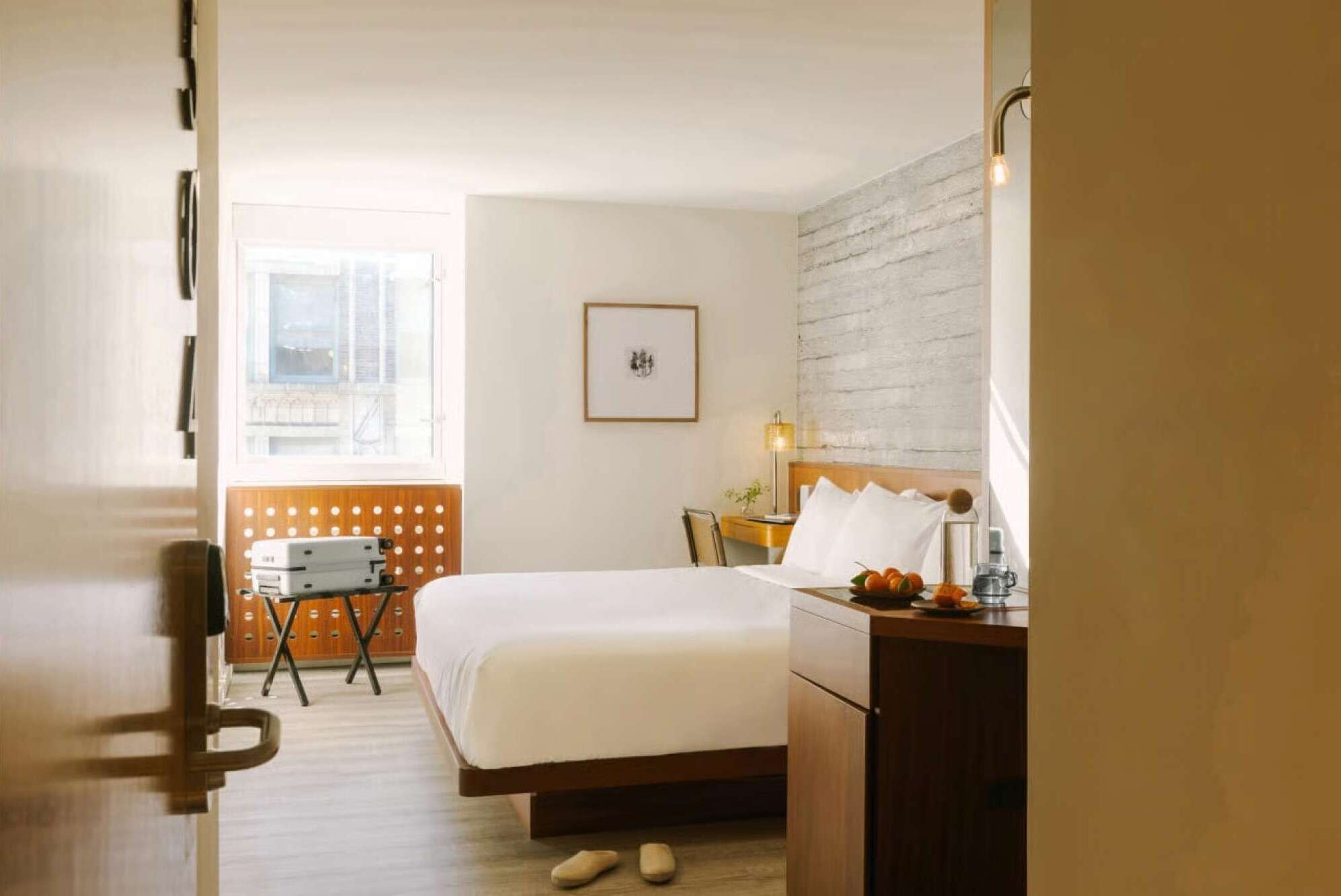 Desk, WiFi, bed sheets