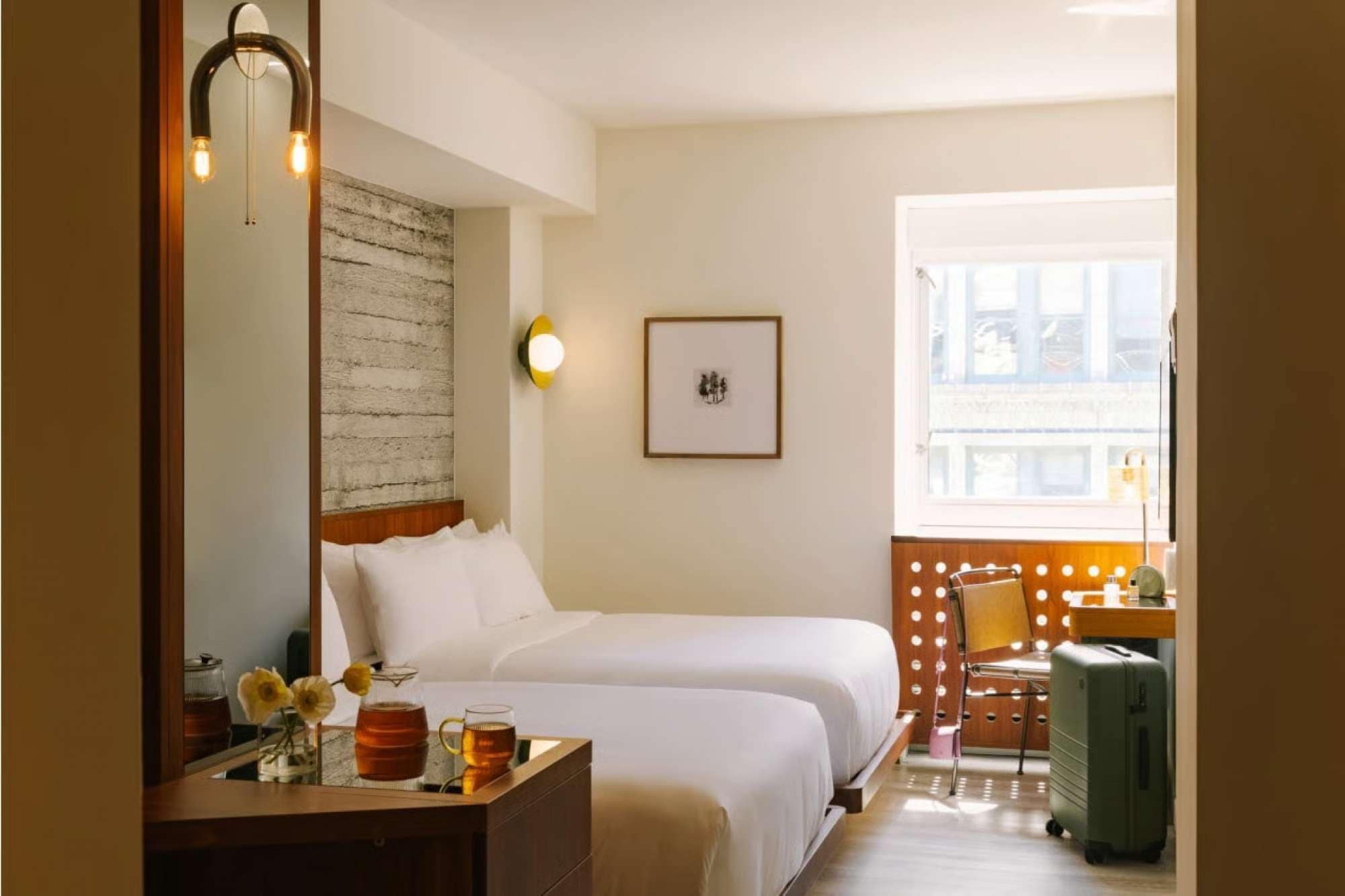 Desk, WiFi, bed sheets