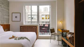 Desk, WiFi, bed sheets