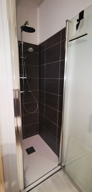 Shower, hair dryer - Studio RDC Grau d'Agde 100m from the beach (Agde)