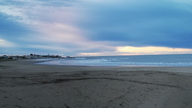 A beach with a wide sandy area and a view of the ocean. - Studio RDC Grau d'Agde 100m from the beach (Agde)