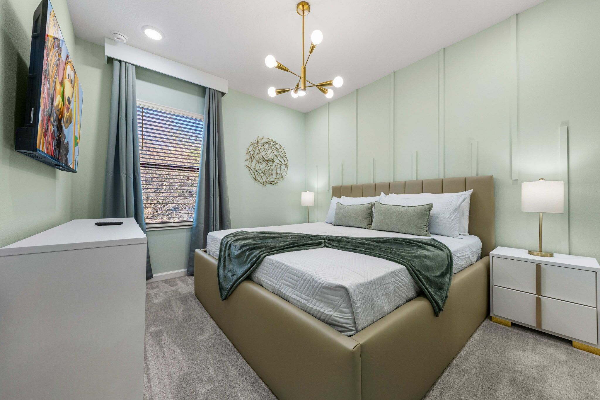 Una camera da letto moderna con un letto grande, comodini, una lampada a soffitto e una TV a parete.