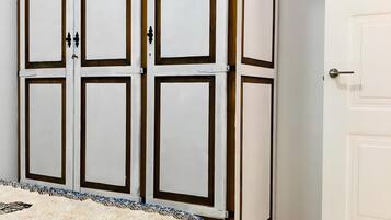 1 chambre, fer et planche Ă repasser, draps fournis