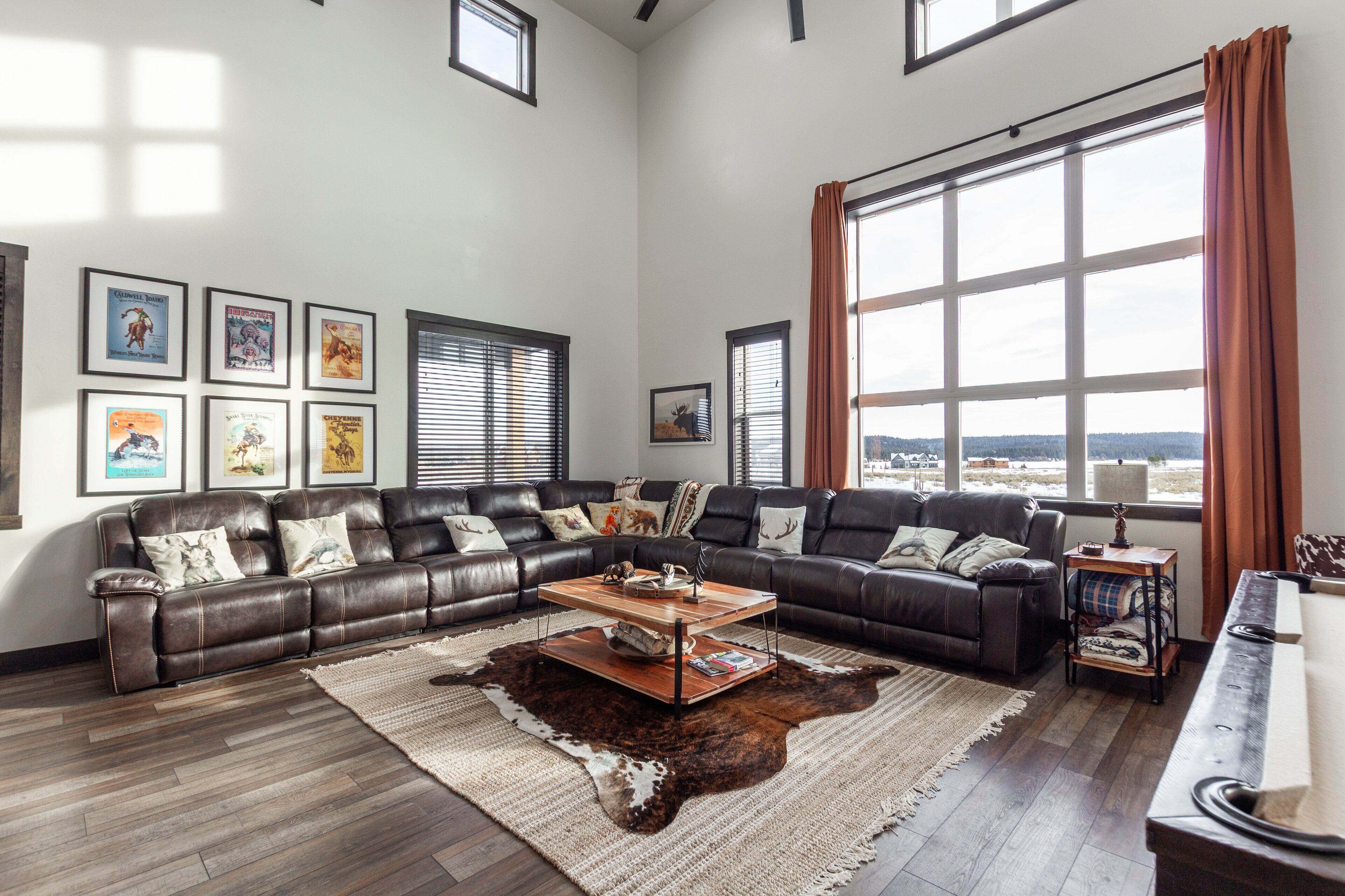 Een smart-tv, een open haard en videogames