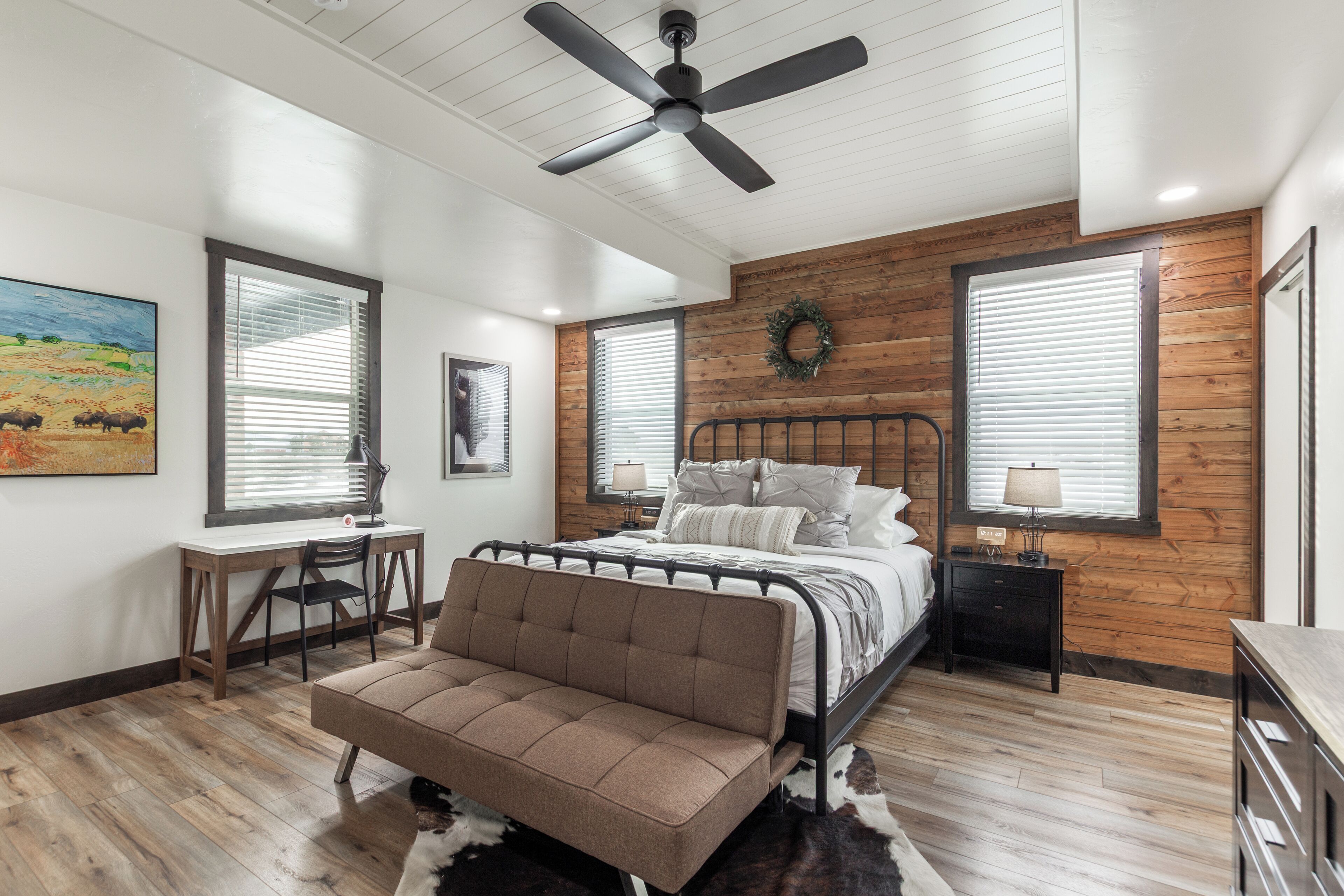 4 bedrooms, desk, iron/ironing board, travel cot