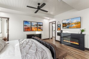 4 bedrooms, desk, iron/ironing board, travel crib