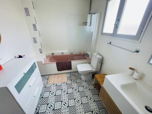 Dusche, Haartrockner, Bidet, Handtücher