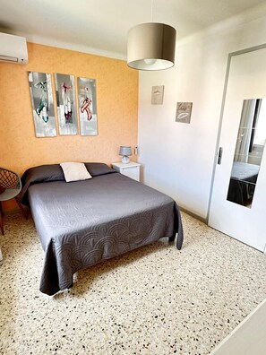 4 habitaciones, tabla de planchar con plancha, wifi y ropa de cama 