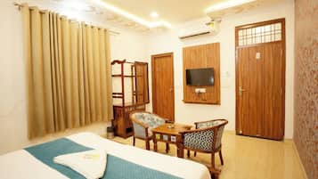 Escritorio, espacio para trabajar con laptop y wifi gratis