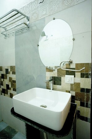 Shower, free toiletries, towels, soap - Ananta Residency (Udaipur)