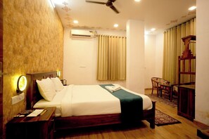 Desk, laptop workspace, free WiFi - Ananta Residency (Udaipur)