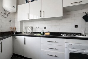 Kühlschrank, Mikrowelle, Ofen, Herdplatte
