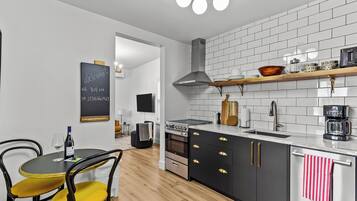 Een koelkast, een magnetron, een oven, een kookplaat