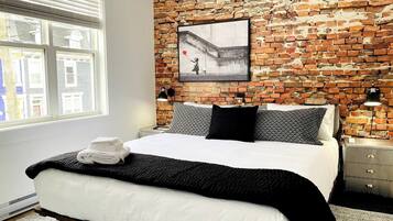 Een strijkplank/strijkijzer, gratis wifi, beddengoed