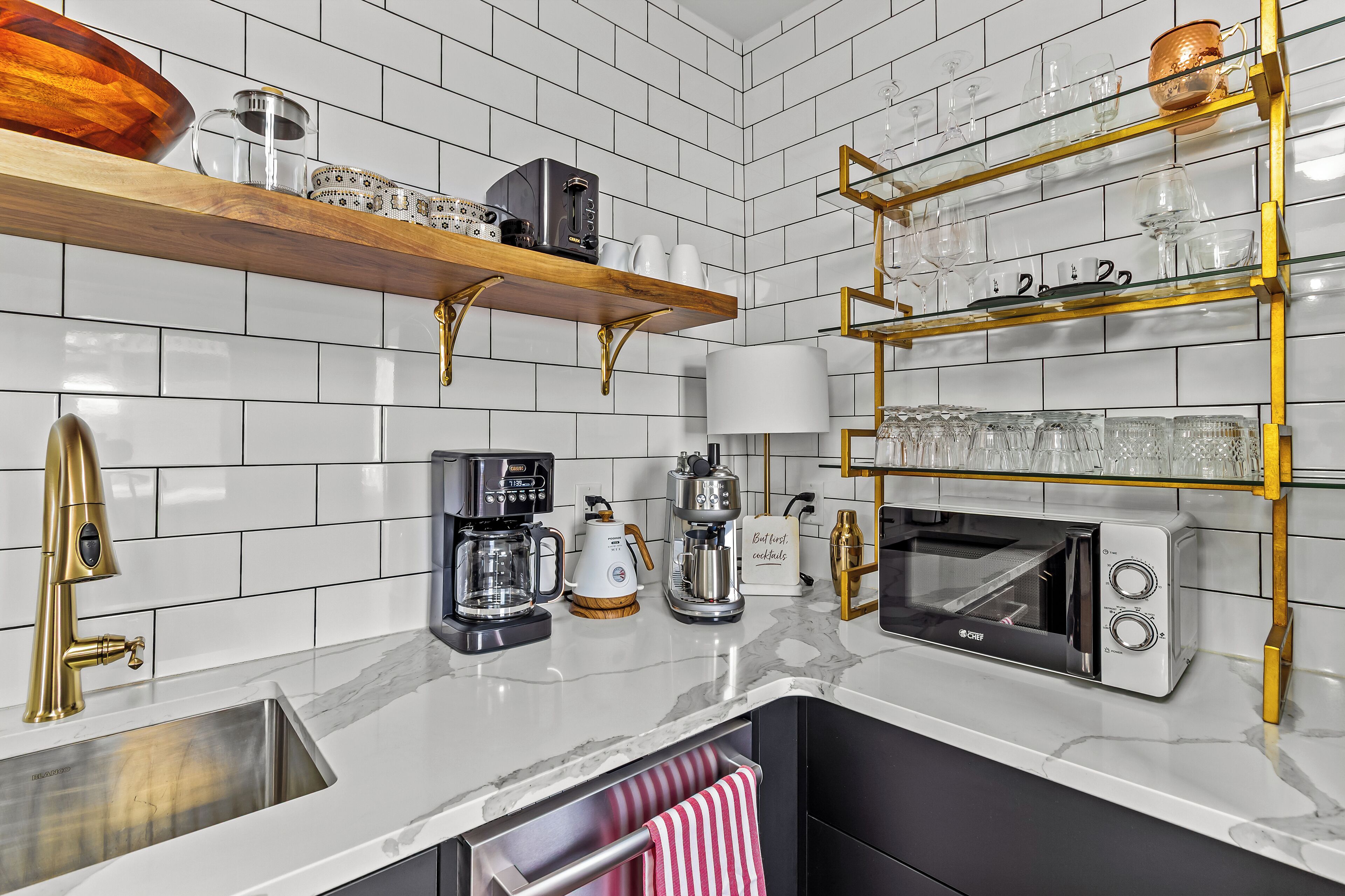 Kühlschrank, Mikrowelle, Ofen, Herdplatte