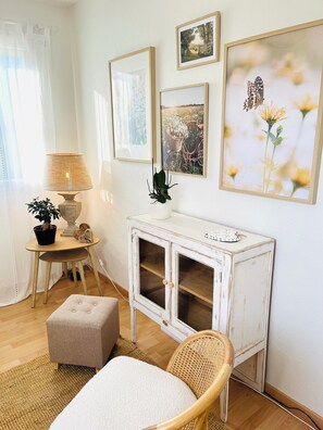 Interior - Le Petit Cosy - King Size Bed, Quiet & Parking (Vaucelles)