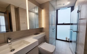 Appartement Luxe, 2 chambres, balcon, vue ville | Salle de bain | Douche, articles de toilette gratuits, sèche-cheveux, chaussons