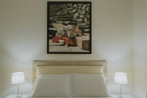 Habitación doble, patio, vistas al jardín | Caja fuerte, escritorio, sistema de insonorización