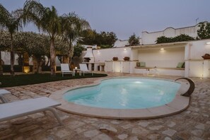 Seasonal outdoor pool, pool umbrellas, sun loungers - Villa Patrizia Salento B&B (Il Poggio)
