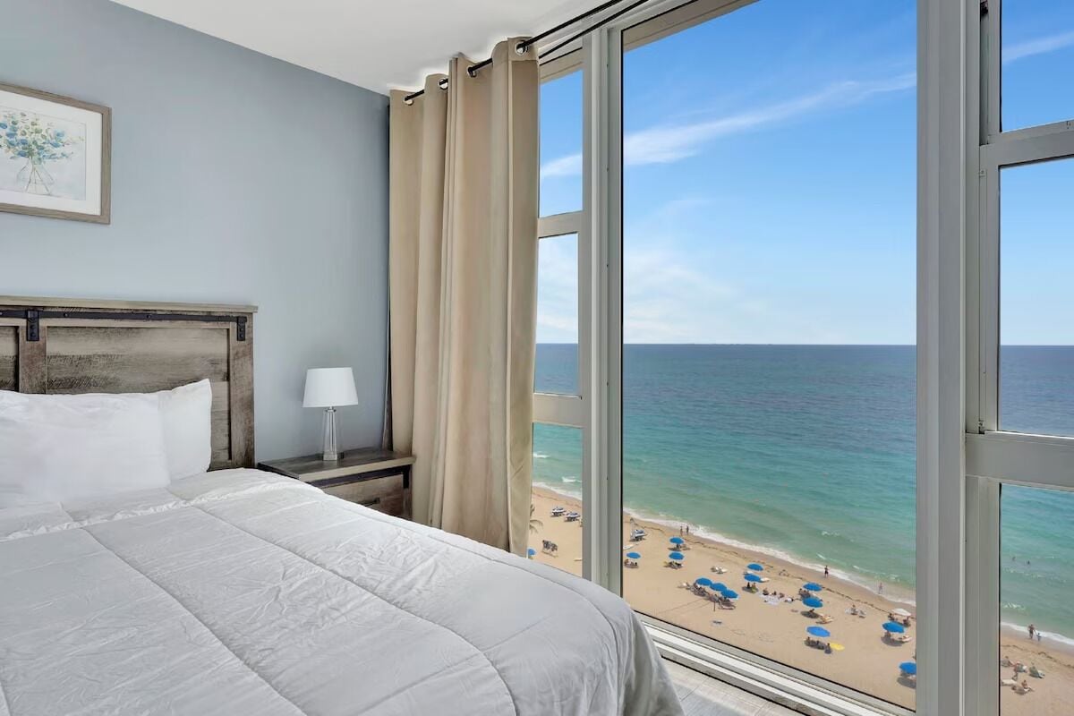 Tabla de planchar con plancha, wifi gratis y ropa de cama 