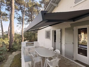 Outdoor dining - Villa in Lège-Cap-Ferret, 4 bedrooms, 8 guests, enclosed garden, pets allowed (Lège-Cap-Ferret)