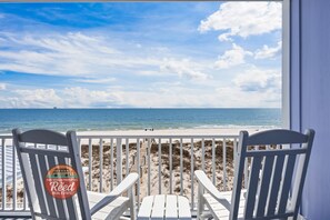 Property grounds - Gorgeous 6 Br 7 Ba Beach Front Property W/ Private Pool (Gulf Shores)