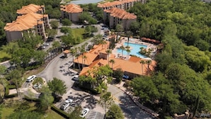 Een resort met meerdere gebouwen, een zwembad en een parkeerplaats.