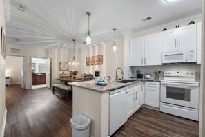 2 bedrooms - NEW Listing Gorgeous 2 bd Condo (Davenport)