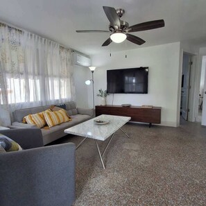 House - The Sandcastle-walk to the Beach and John s Pass (Madeira Beach)