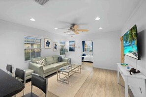 House - Palm Cove Hideaway 2bd Close to the Beach (Madeira Beach)