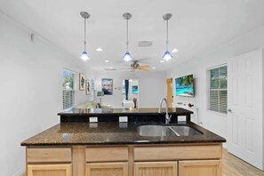 House - Palm Cove Hideaway 2bd Close to the Beach (Madeira Beach)