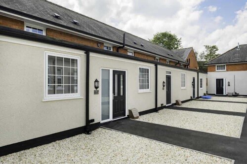 Modern 2bed Apartment-ground Floor-free Parking