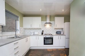 House | 3 bedrooms - The Pitcairn Residence - 3 Bedroom House (Glenrothes)