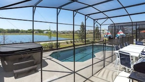 Un área de piscina techada con una parrilla y asientos.