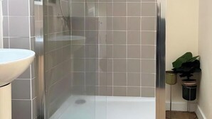 A bathroom with a shower, a sink, and potted plants. - 1-bed Hideout in Ripon With Free Parking (Ripon)