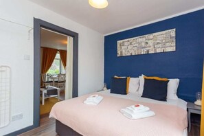 House | 1 bedroom - 1 Bedroom Scottish Cottage-on Street Parking (Selkirk)