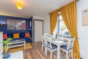 House | 1 bedroom - 1 Bedroom Scottish Cottage-on Street Parking (Selkirk)